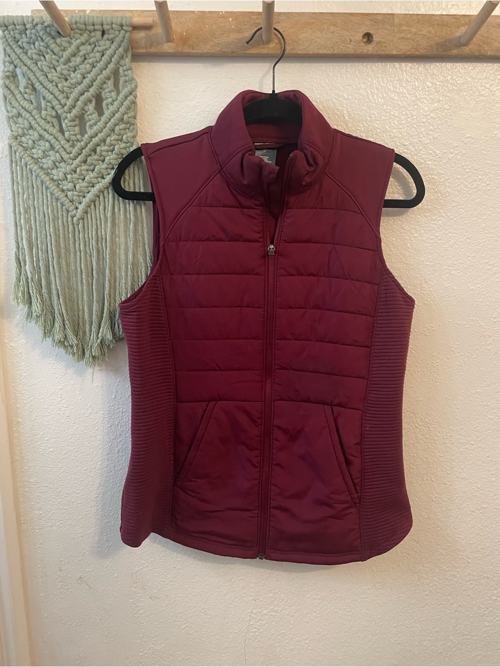 tek gear Quilted Sleeveless Vest in Burgundy